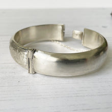 Cargar imagen en el visor de la galería, Vintage Victorian Style Silver Bracelet, Engraved Ferns. English Sterling Silver Hinged Bangle. Sweetheart Bracelet, Hallmarked 1959