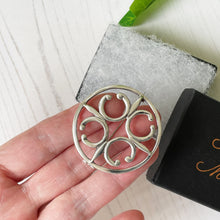 Cargar imagen en el visor de la galería, Vintage Ola Gorie St Magnus Cross Celtic Brooch. Scottish Sterling Silver Brooch, Edinburgh 1971