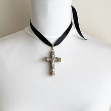 Cargar imagen en el visor de la galería, Antique Victorian Large Cross Pendant. Gold Engraved & Embossed Ivy Necklace Pendant. Antique Spiritual Christian Jewelry