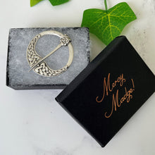 Charger l'image dans la galerie, Rare Antique Sterling Silver Celtic Knotwork Zoomorphic Penannular Pin. Scottish Sterling Silver Two Sided Plaid Brooch, Alexander Ritchie