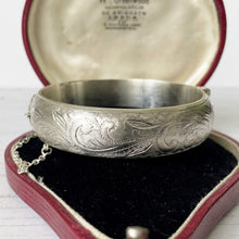 Cargar imagen en el visor de la galería, Vintage Victorian Style Silver Bracelet, Engraved Ferns. English Sterling Silver Hinged Bangle. Sweetheart Bracelet, Hallmarked 1959