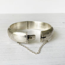 Cargar imagen en el visor de la galería, Vintage Victorian Style Silver Bracelet, Engraved Ferns. English Sterling Silver Hinged Bangle. Sweetheart Bracelet, Hallmarked 1959