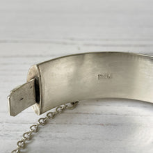 Cargar imagen en el visor de la galería, Vintage Victorian Style Silver Bracelet, Engraved Ferns. English Sterling Silver Hinged Bangle. Sweetheart Bracelet, Hallmarked 1959