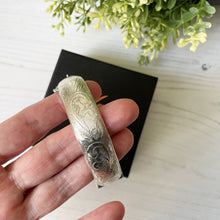 Cargar imagen en el visor de la galería, Vintage Victorian Style Silver Bracelet, Engraved Ferns. English Sterling Silver Hinged Bangle. Sweetheart Bracelet, Hallmarked 1959