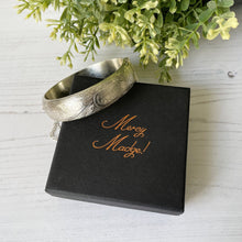 Cargar imagen en el visor de la galería, Vintage Victorian Style Silver Bracelet, Engraved Ferns. English Sterling Silver Hinged Bangle. Sweetheart Bracelet, Hallmarked 1959