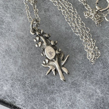 Charger l'image dans la galerie, Vintage James Avery Silver Pendant Necklace. Retired JA Pendant/Charm, Bunch Of Bluebonnet Flowers. Texas State Flower Sterling Pendant