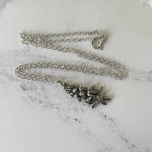 Charger l'image dans la galerie, Vintage James Avery Silver Pendant Necklace. Retired JA Pendant/Charm, Bunch Of Bluebonnet Flowers. Texas State Flower Sterling Pendant