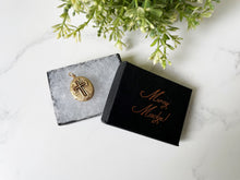 Cargar imagen en el visor de la galería, Antique Victorian 15ct Gold Engraved Forget-me-Not Flower & Cross Locket. Double Sided Solid Gold Mourning Locket