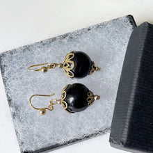 Lade das Bild in den Galerie-Viewer, Antique Whitby Jet Orb Earrings. Victorian/Edwardian Gold Filigree & Black Jet Bead Earrings. Antique Drop Earrings