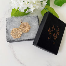 Charger l'image dans la galerie, Antique Edwardian Gold Locket. Hexagon 2 Sided Photo Locket, Engraved Heart, Ivy, Ferns. 9ct Rolled Gold/Gold Filled Antique Locket