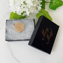 Charger l'image dans la galerie, Antique Edwardian Gold Locket. Hexagon 2 Sided Photo Locket, Engraved Heart, Ivy, Ferns. 9ct Rolled Gold/Gold Filled Antique Locket