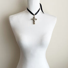 Cargar imagen en el visor de la galería, Antique Victorian Large Cross Pendant. Gold Engraved & Embossed Ivy Necklace Pendant. Antique Spiritual Christian Jewelry