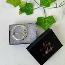 Charger l'image dans la galerie, Rare Antique Sterling Silver Celtic Knotwork Zoomorphic Penannular Pin. Scottish Sterling Silver Two Sided Plaid Brooch, Alexander Ritchie