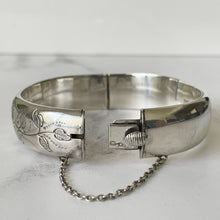 Cargar imagen en el visor de la galería, Vintage Victorian Revival Sterling Silver Hinged Bangle. L & Co Engraved Pansy and Daisy Bracelet, Birmingham 1964. English Silver Cuff.