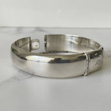 Cargar imagen en el visor de la galería, Vintage Victorian Revival Sterling Silver Hinged Bangle. L & Co Engraved Pansy and Daisy Bracelet, Birmingham 1964. English Silver Cuff.