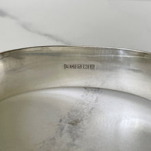 Cargar imagen en el visor de la galería, Vintage Victorian Revival Sterling Silver Hinged Bangle. L & Co Engraved Pansy and Daisy Bracelet, Birmingham 1964. English Silver Cuff.