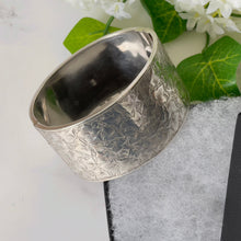 Cargar imagen en el visor de la galería, Antique Victorian Engraved Silver Wide Cuff Bracelet. Sterling Silver Aesthetic Engraved Ivy Cuff. English Sweetheart Bangle, 1881 Hallmark