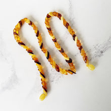 Lade das Bild in den Galerie-Viewer, Vintage 1930s Baltic Amber Beaded Necklace. Mixed Cognac, Honey & Egg Yolk Natural Amber Leaf Bead Necklace. Art Deco Collar Necklace