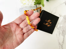 Lade das Bild in den Galerie-Viewer, Vintage 1930s Baltic Amber Beaded Necklace. Mixed Cognac, Honey & Egg Yolk Natural Amber Leaf Bead Necklace. Art Deco Collar Necklace