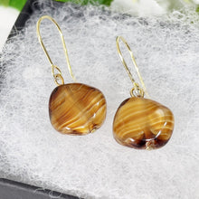 Cargar imagen en el visor de la galería, Antique Gold On Silver Scottish Agate Earrings. Victorian Lucky Bean Drop Earrings. Antique Minimalist Earrings. Scottish Pebble Jewellery