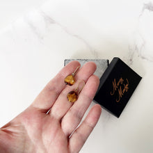 Cargar imagen en el visor de la galería, Antique Gold On Silver Scottish Agate Earrings. Victorian Lucky Bean Drop Earrings. Antique Minimalist Earrings. Scottish Pebble Jewellery