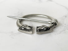 Cargar imagen en el visor de la galería, Vintage Zoomorphic Ram Celtic Silver Brooch. Book Of Kells Sacred Rams Head Penannular Pin. Large Shoulder/Cloak/Scottish Fly Brooch Pin.