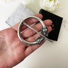 Cargar imagen en el visor de la galería, Vintage Zoomorphic Ram Celtic Silver Brooch. Book Of Kells Sacred Rams Head Penannular Pin. Large Shoulder/Cloak/Scottish Fly Brooch Pin.