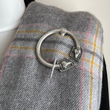 Cargar imagen en el visor de la galería, Vintage Zoomorphic Ram Celtic Silver Brooch. Book Of Kells Sacred Rams Head Penannular Pin. Large Shoulder/Cloak/Scottish Fly Brooch Pin.
