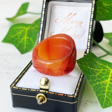 Cargar imagen en el visor de la galería, Vintage Scottish Carnelian Dome Band Ring. 1970s Carved Natural Orange Red Banded Agate Statement Ring. Wide, Unisex Size UK T/US 9 3/4.