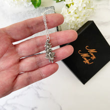 Charger l'image dans la galerie, Vintage James Avery Silver Pendant Necklace. Retired JA Pendant/Charm, Bunch Of Bluebonnet Flowers. Texas State Flower Sterling Pendant