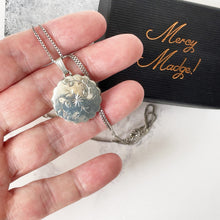 Cargar imagen en el visor de la galería, Vintage English Sterling Silver Round Locket. Round Scalloped Locket, Engraved Vines and Star. Vintage 2-Photo Locket, Adjustable Box Chain.