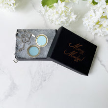 Cargar imagen en el visor de la galería, Vintage English Sterling Silver Round Locket. Round Scalloped Locket, Engraved Vines and Star. Vintage 2-Photo Locket, Adjustable Box Chain.