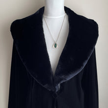 Cargar imagen en el visor de la galería, Vintage Sterling Silver And Malachite Moth Pendant. Art Nouveau Revival Pendant Necklace. Antique Arts & Crafts Style Pendant and Chain.