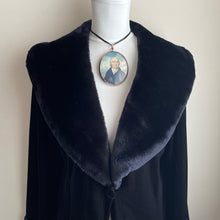 Cargar imagen en el visor de la galería, Antique Georgian 9ct Gold Miniature Portrait Locket With Hair Work. Large Gold Mourning/Sentimental Locket, Prince Of Wales Feathers, Pearls