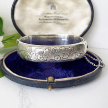 Cargar imagen en el visor de la galería, Vintage Victorian Revival Sterling Silver Hinged Bangle. L & Co Engraved Pansy and Daisy Bracelet, Birmingham 1964. English Silver Cuff.