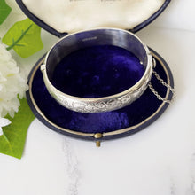 Cargar imagen en el visor de la galería, Vintage Victorian Revival Sterling Silver Hinged Bangle. L & Co Engraved Pansy and Daisy Bracelet, Birmingham 1964. English Silver Cuff.