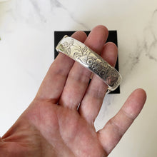 Cargar imagen en el visor de la galería, Vintage Victorian Revival Sterling Silver Hinged Bangle. L & Co Engraved Pansy and Daisy Bracelet, Birmingham 1964. English Silver Cuff.
