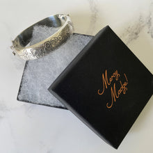 Cargar imagen en el visor de la galería, Vintage Victorian Revival Sterling Silver Hinged Bangle. L & Co Engraved Pansy and Daisy Bracelet, Birmingham 1964. English Silver Cuff.