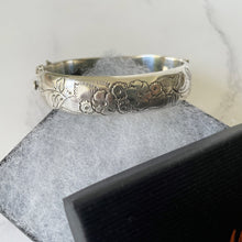 Cargar imagen en el visor de la galería, Vintage Victorian Revival Sterling Silver Hinged Bangle. L & Co Engraved Pansy and Daisy Bracelet, Birmingham 1964. English Silver Cuff.