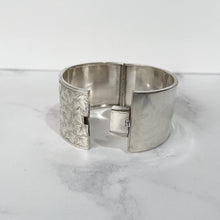 Cargar imagen en el visor de la galería, Antique Victorian Engraved Silver Wide Cuff Bracelet. Sterling Silver Aesthetic Engraved Ivy Cuff. English Sweetheart Bangle, 1881 Hallmark