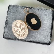 Cargar imagen en el visor de la galería, Victorian 15ct Gold Engraved Shamrock & Bloodstone Locket. Scottish/Irish Antique Celtic Locket. 2-Sided Oval 2-Photo Locket