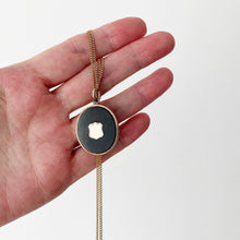 Cargar imagen en el visor de la galería, Victorian 15ct Gold Engraved Shamrock & Bloodstone Locket. Scottish/Irish Antique Celtic Locket. 2-Sided Oval 2-Photo Locket