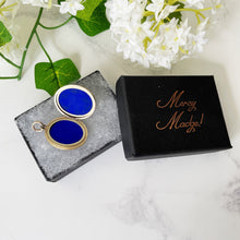 Cargar imagen en el visor de la galería, Victorian 15ct Gold Engraved Shamrock & Bloodstone Locket. Scottish/Irish Antique Celtic Locket. 2-Sided Oval 2-Photo Locket