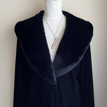 Cargar imagen en el visor de la galería, Vintage Sterling Silver Etui Needle Case Pendant Necklace. Victorian Art Nouveau Style Engraved Iris Silver Chatelaine Accessory