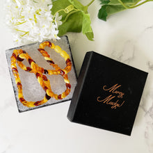 Lade das Bild in den Galerie-Viewer, Vintage 1930s Baltic Amber Beaded Necklace. Mixed Cognac, Honey & Egg Yolk Natural Amber Leaf Bead Necklace. Art Deco Collar Necklace