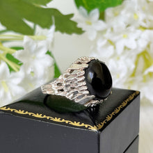 Cargar imagen en el visor de la galería, Vintage Whitby Jet Sterling Silver Ring. Gothic Dome Ring, 1977 Hallmark. Modernist Brutalist Sterling Silver Ring, UK/M, US/6.25, EU/52
