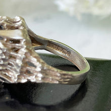 Cargar imagen en el visor de la galería, Vintage Whitby Jet Sterling Silver Ring. Gothic Dome Ring, 1977 Hallmark. Modernist Brutalist Sterling Silver Ring, UK/M, US/6.25, EU/52