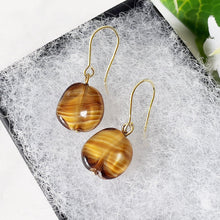 Cargar imagen en el visor de la galería, Antique Gold On Silver Scottish Agate Earrings. Victorian Lucky Bean Drop Earrings. Antique Minimalist Earrings. Scottish Pebble Jewellery