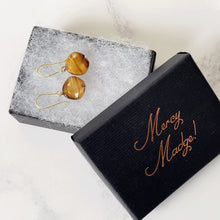 Cargar imagen en el visor de la galería, Antique Gold On Silver Scottish Agate Earrings. Victorian Lucky Bean Drop Earrings. Antique Minimalist Earrings. Scottish Pebble Jewellery