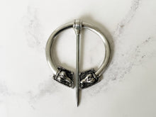 Cargar imagen en el visor de la galería, Vintage Zoomorphic Ram Celtic Silver Brooch. Book Of Kells Sacred Rams Head Penannular Pin. Large Shoulder/Cloak/Scottish Fly Brooch Pin.
